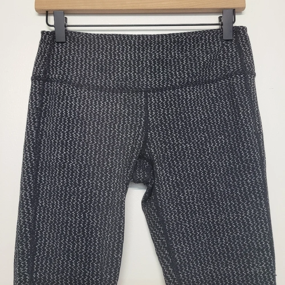 Athleta black white zig zag leggins size M
